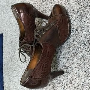Women's brown heeled oxfords